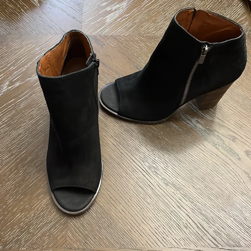 Lucky brand Lamija black leather peep toe heeled ankle booties Size 9.5